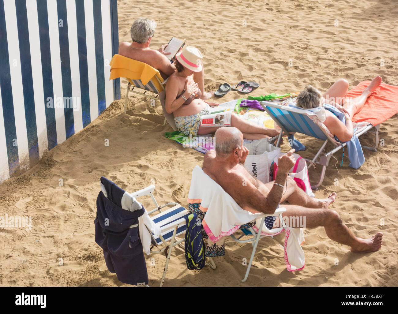 Ältere Menschen am Strand entspannen. Playa de Las Canteras, Las Palmas, Gran Canaria, Kanarische Inseln, Spanien. Stockfoto