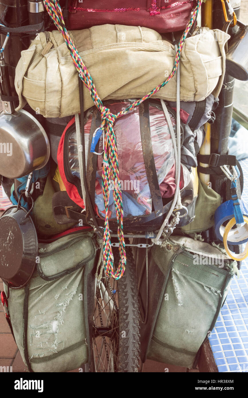 Touring Fahrrad überladen mit Packtaschen und camping-Ausrüstung. Stockfoto