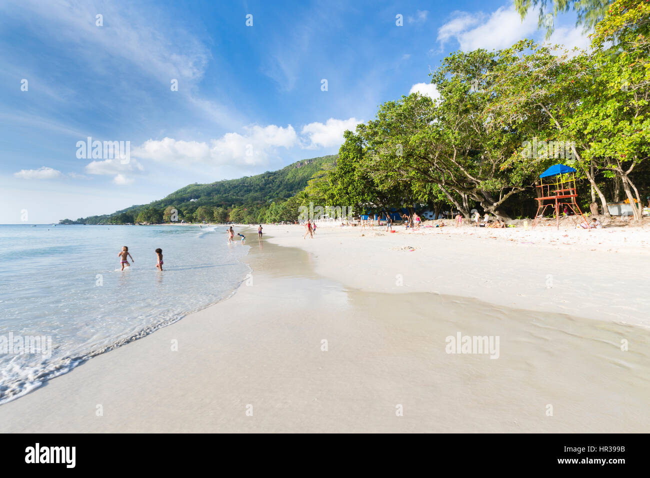 MAHE - AUGUST 08: Touristen und Einheimische am Beau Vallon Beach im Westen von Mahé, Seychellen am 8. August 2014 Stockfoto