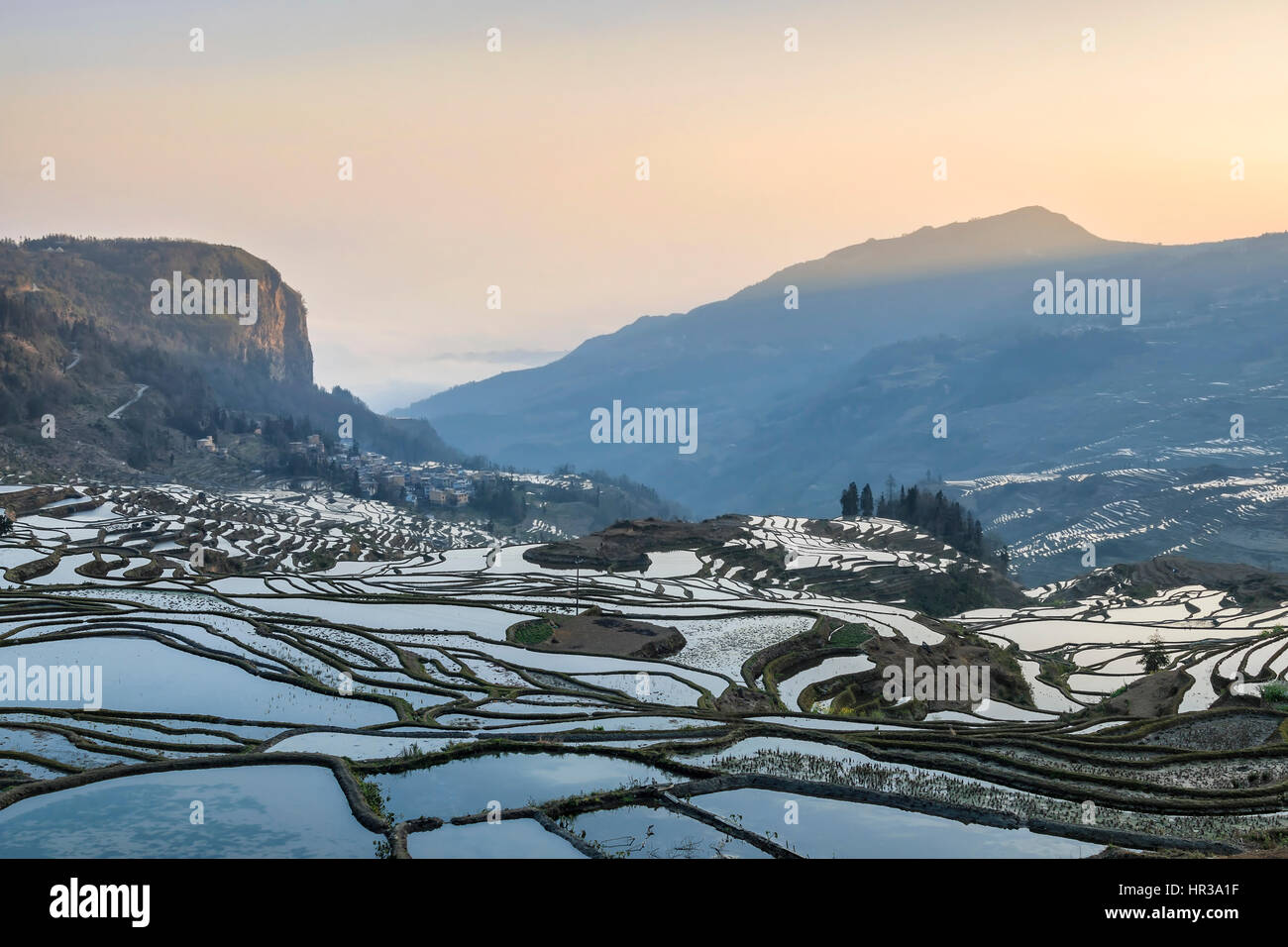 Sonnenaufgang über Reisterrassen von YuanYang in Yunnan, China, eines der jüngsten UNESCO-Welterbestätten Stockfoto