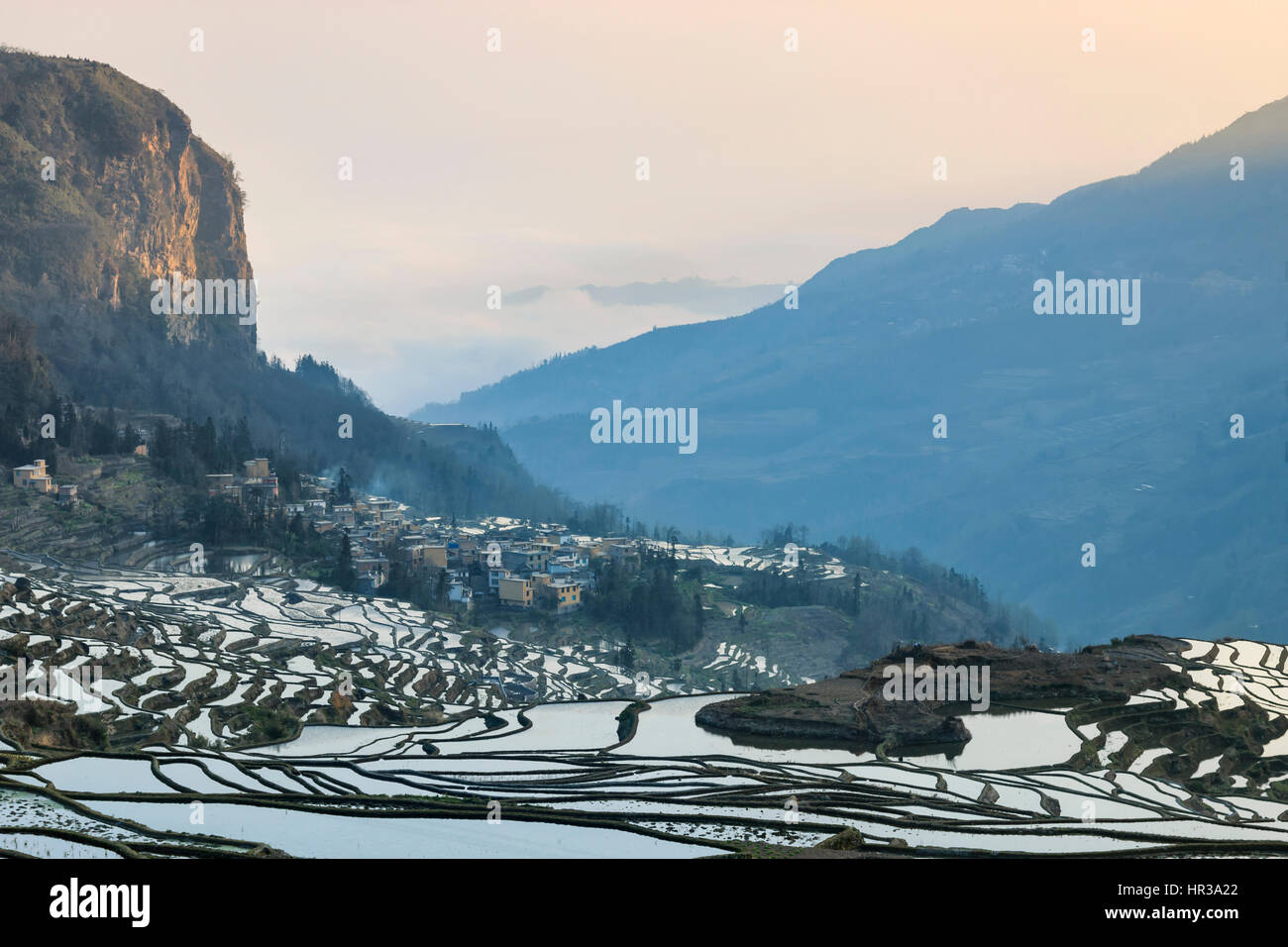 Sonnenaufgang über Reisterrassen von YuanYang in Yunnan, China, eines der jüngsten UNESCO-Welterbestätten Stockfoto