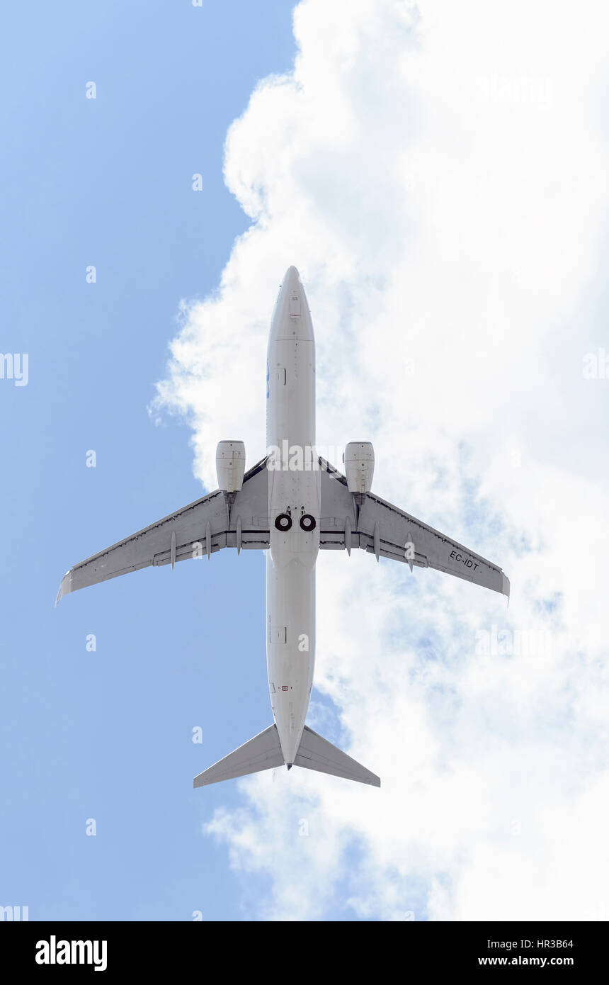 Vollständig weiße Flugzeug Boeing 737 der Fluggesellschaft Air Europa, hebt Adolfo Suarez Flughafen ab. Luft. Flug unter den Wolken. Vertikale Ansicht. Stockfoto