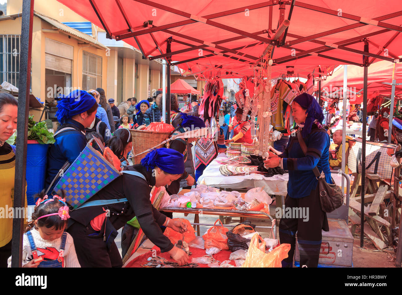 YuanYang, China - 21. Februar 2017: Hani Menschen Sachen im lokalen Markt in YuanYang Shengcun kaufen. Hani sind eine der 56 Minderheiten in China und Stockfoto