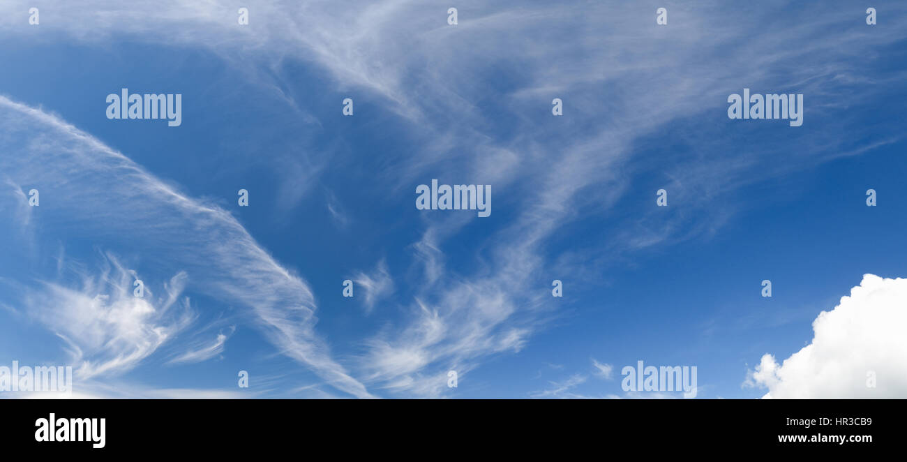 Gemusterte weiße Wolken am blauen Himmel Stockfoto
