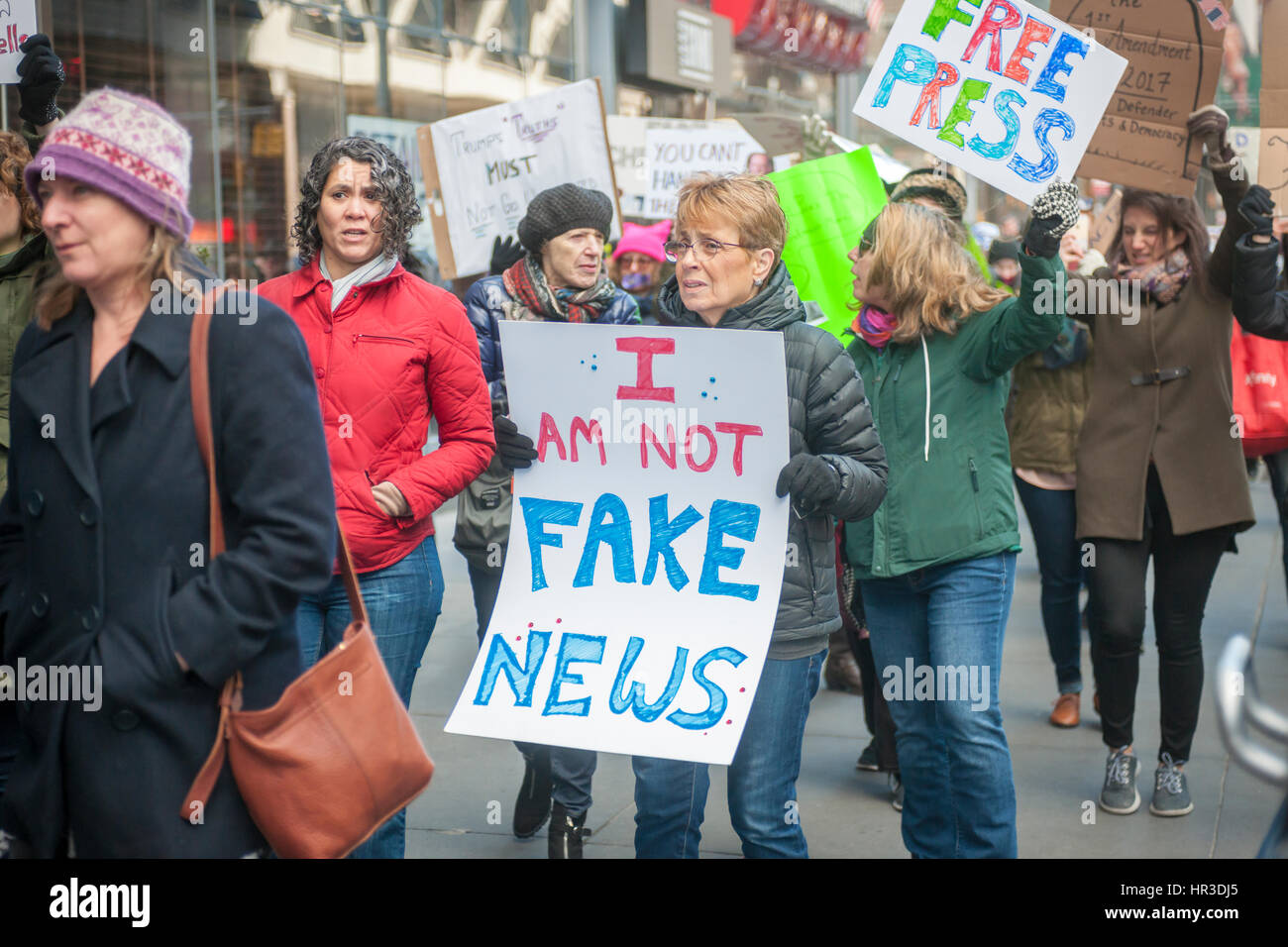 New York, USA. 26. Februar 2017. Aktivisten Rallye vor der New York Times building in Midtown Manhattan in New York auf Sonntag, 26. Februar 2017. Die Rallye, organisiert durch eine Anzahl von Gruppen, wurde als Reaktion auf das Weiße Haus Verbot der New York Times, CNN und anderen Organisationen für die Teilnahme an einer Pressekonferenz und Präsident Trumpf branding Nachrichten, die mit ihm 'Fake News' nicht einverstanden ist. Viele Demonstranten trugen Klebeband über den Mund aus Protest gegen den Präsidenten Bemühungen um die Presse zu unterdrücken.  Bildnachweis: Richard Levine/Alamy Live-Nachrichten Stockfoto