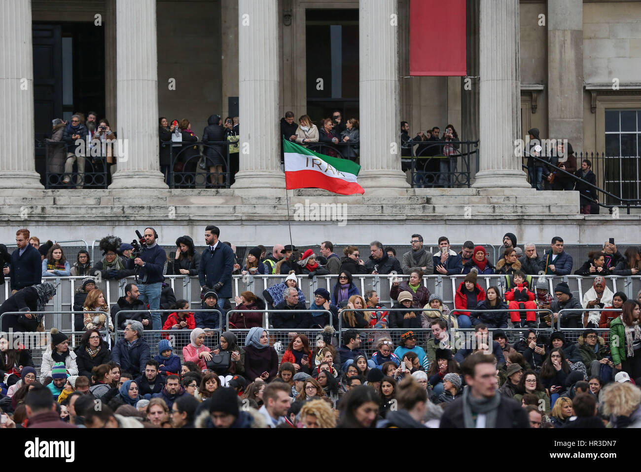 Trafalgar Square. London. VEREINIGTES KÖNIGREICH. 26. Februar 2017 - besucht Hunderte von Menschen das Screening of The Salesman am Trafalgar Square, organisiert von The Mayor of London zeitgleich mit der Oscar-Verleihung, die Hauptstadt Erfolg als ein kreatives Zentrum und eine globale Leuchtfeuer für Offenheit und Vielfalt zu feiern. Der Verkäufer, unter der Regie von Asghar Farhadi, Sterne Shahab Hosseini und Taraneh Alidoosti in den Hauptrollen von Emad und Rana. Dieser gefeierten Film gewann beste Drehbuch beim Filmfestival in Cannes 2016 mit Shahab Hosseini und bester Schauspieler. Bildnachweis: Dinendra Haria/Alamy Live-Nachrichten Stockfoto