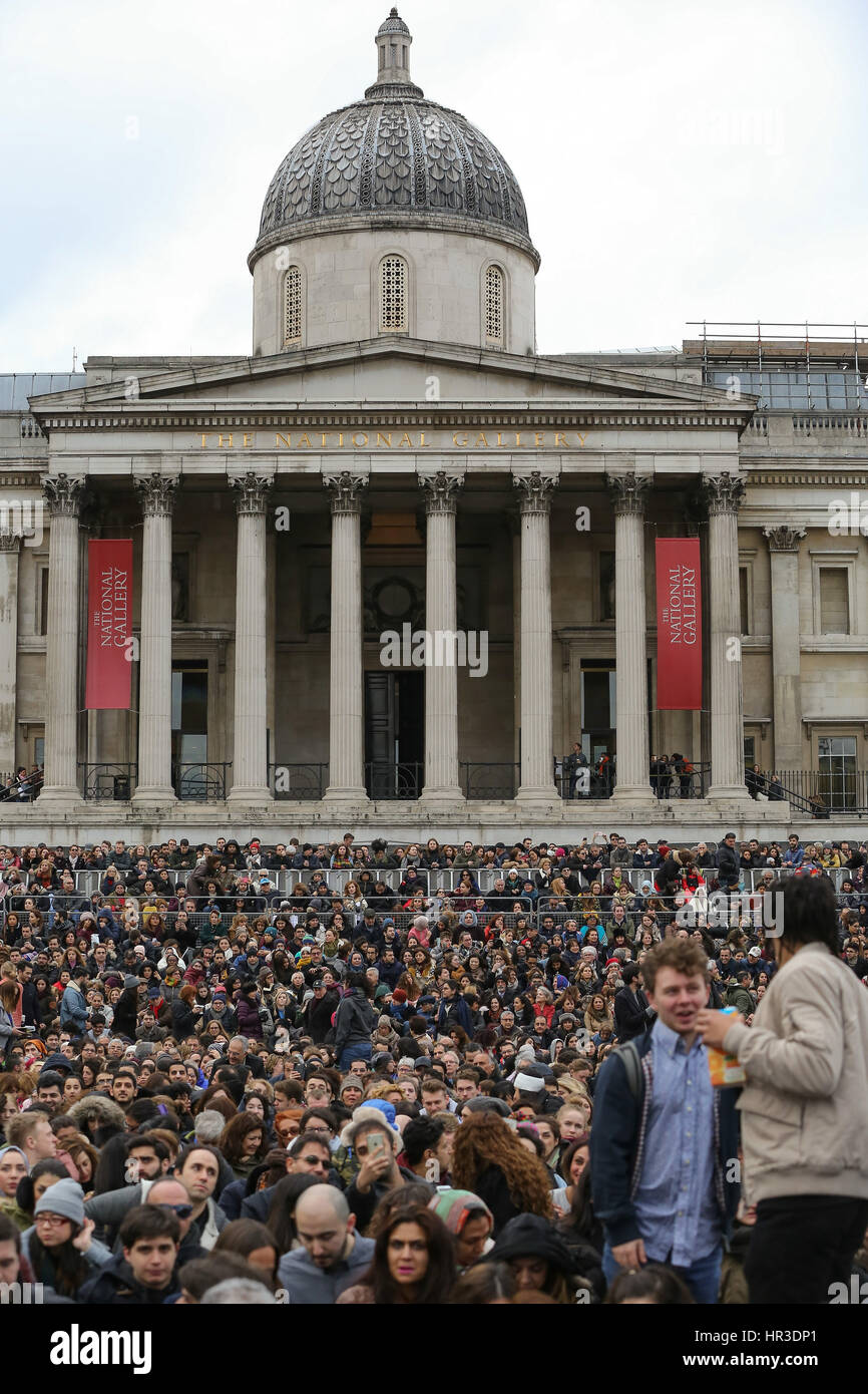 Trafalgar Square. London. VEREINIGTES KÖNIGREICH. 26. Februar 2017 - besucht Hunderte von Menschen das Screening of The Salesman am Trafalgar Square, organisiert von The Mayor of London zeitgleich mit der Oscar-Verleihung, die Hauptstadt Erfolg als ein kreatives Zentrum und eine globale Leuchtfeuer für Offenheit und Vielfalt zu feiern. Der Verkäufer, unter der Regie von Asghar Farhadi, Sterne Shahab Hosseini und Taraneh Alidoosti in den Hauptrollen von Emad und Rana. Dieser gefeierten Film gewann beste Drehbuch beim Filmfestival in Cannes 2016 mit Shahab Hosseini und bester Schauspieler. Bildnachweis: Dinendra Haria/Alamy Live-Nachrichten Stockfoto