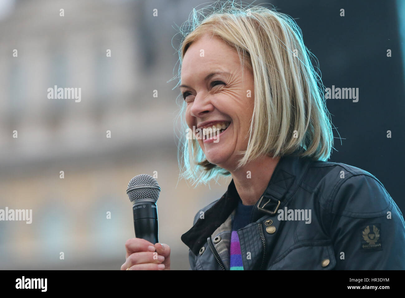 Trafalgar Square. London. UK 26. Februar 2017. Das Screening von Mariella Frostrup vorgestellt. Hunderte von Menschen besucht das Screening of The Salesman am Trafalgar Square, organisiert von The Mayor of London zeitgleich mit der Oscar-Verleihung, die Hauptstadt Erfolg als ein kreatives Zentrum und eine globale Leuchtfeuer für Offenheit und Vielfalt zu feiern. Der Verkäufer, unter der Regie von Asghar Farhadi, Sterne Shahab Hosseini und Taraneh Alidoosti in den Hauptrollen von Emad und Rana. Dieser gefeierten Film gewann beste Drehbuch beim Filmfestival in Cannes 2016 mit Shahab Hosseini und bester Schauspieler. Es wurde in t nominiert Stockfoto