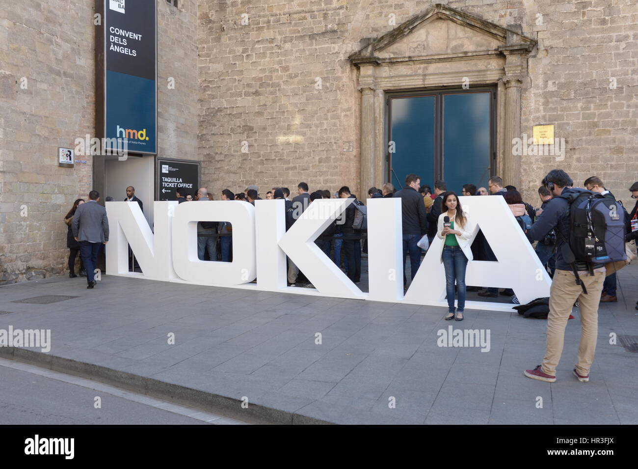 Barcelona, Spanien. 26. Februar 2017. Journalisten und Experten auf dem Mobile World Congress in Barcelona, Spanien, 26. Februar 2017. HMD globale erwarb die Rechte an Nokia und drei neue Smartphones und eine Neuauflage der klassischen Nokia 3310 auf der Messe präsentierte. Foto: Andrej Sokolow, Dpa/Alamy Live News Stockfoto