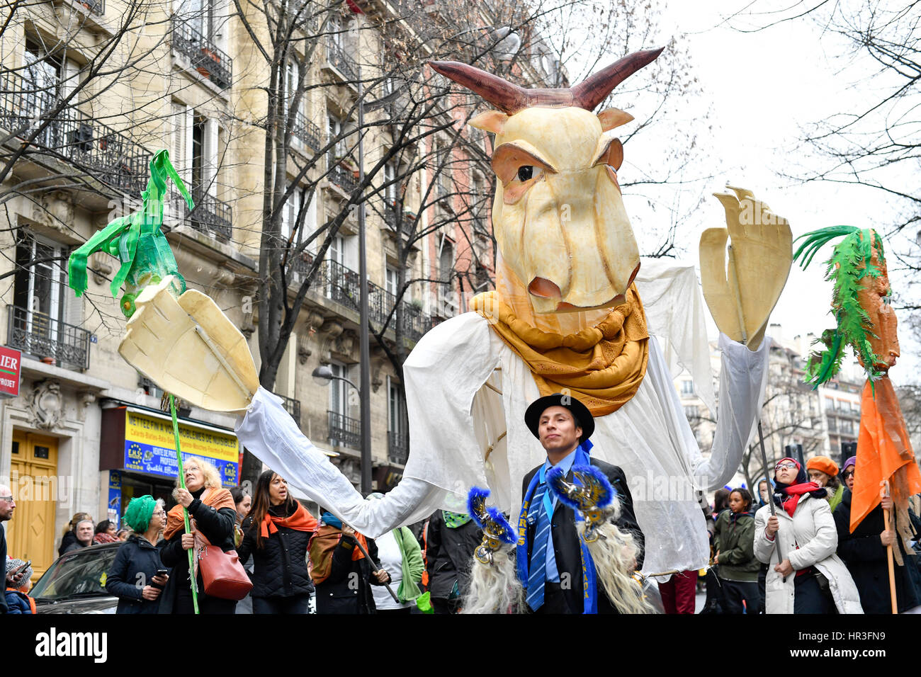 Paris. 26. Februar 2017. Nachtschwärmer besuchen die 2017 Paris Karneval in Paris, Frankreich am 26. Februar 2017. Bildnachweis: Chen Yichen/Xinhua/Alamy Live-Nachrichten Stockfoto