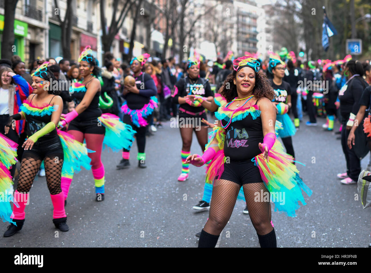 Paris. 26. Februar 2017. Nachtschwärmer tanzen während der 2017 Paris Karneval in Paris, Frankreich am 26. Februar 2017. Bildnachweis: Chen Yichen/Xinhua/Alamy Live-Nachrichten Stockfoto