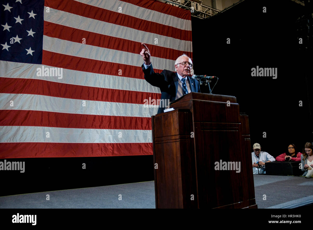 Kansas, USA. 25. Februar 2017. Demokratischer Senator und letzten Präsidentschaftskandidat Bernie Sanders of Vermont liefert die Keynote-Rede zu einer Masse von etwa 4000 Fans und Teilnehmer an der Kansas State Democratic Convention in der Turnhalle der Topeka High School Kansas, 25. Februar 2017.   Bildnachweis: mark Reinstein/Alamy Live-Nachrichten Stockfoto