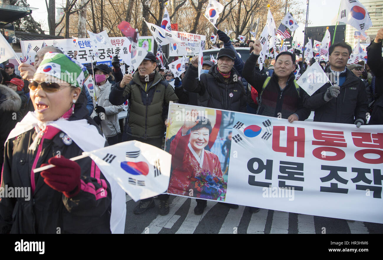 Südkorea-Politik, 25. Februar 2017: Anhänger des südkoreanischen Präsidenten Park Geun-Hye Rallye in Seoul, Südkorea zu verlangen, dass die Anklage des Parks zunichte gemacht werden. Das Verfassungsgericht wird im März entscheiden, ob Sie stürzen oder der Präsident nach der Abstimmung des Parlaments im Dezember letzten Jahres über einen Korruptionsskandal mit President Park, ihr langjähriger Freund Choi Soon-Sil, ihr Helfer und Chaebols wiedereinzusetzen. Bildnachweis: Lee Jae-Won/AFLO/Alamy Live-Nachrichten Stockfoto