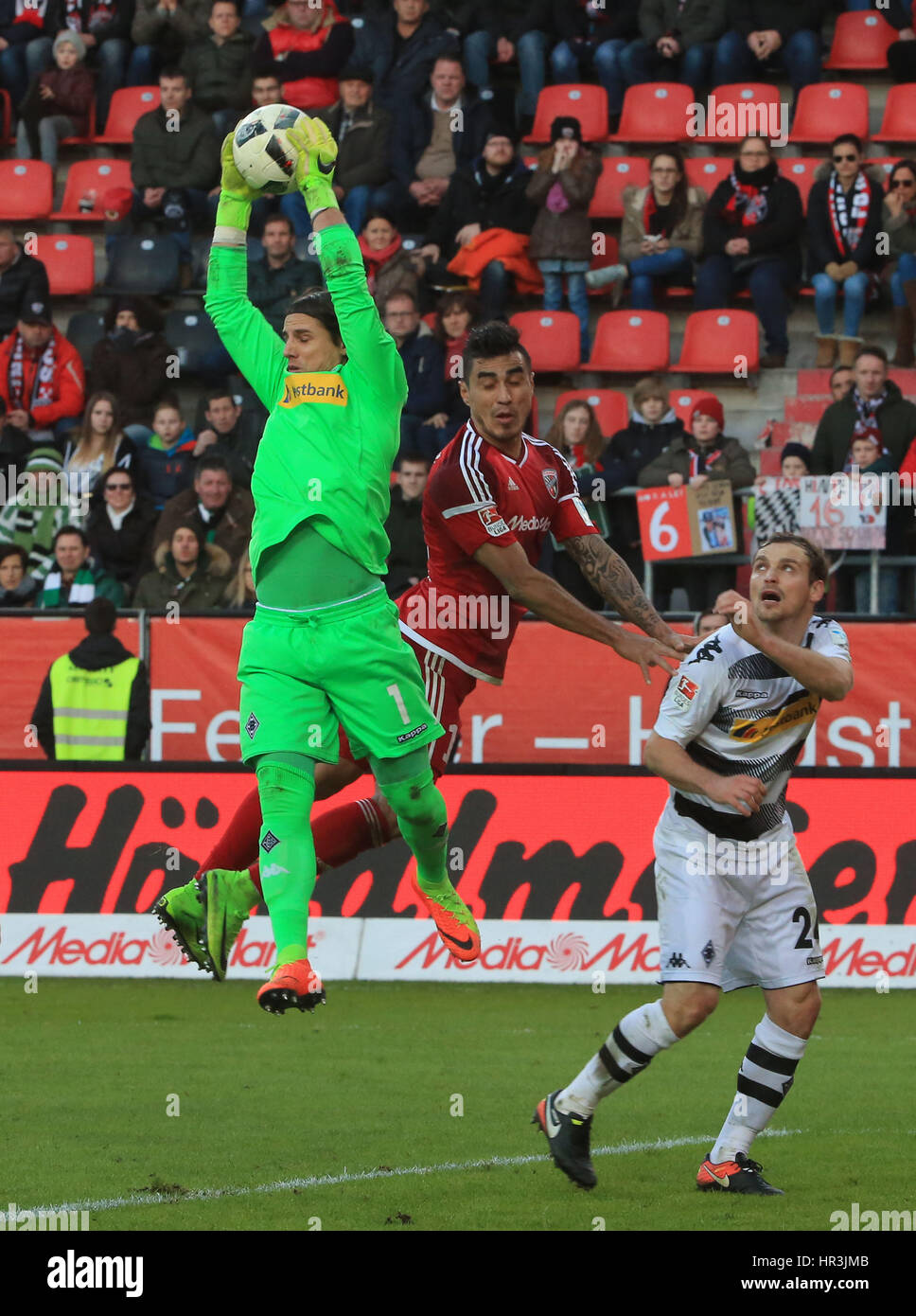 Ingolstadt, Deutschland. 26. Februar 2017. Mönchengladbach Torhüter Yann Sommer (L) fängt den Ball bei einem deutschen Bundesliga-Spiel zwischen FC Ingolstadt 04 und Borussia Moenchengladbach in Ingolstadt, Deutschland, am 26. Februar 2017. Ingolstadt verloren 0-2. Bildnachweis: Philippe Ruiz/Xinhua/Alamy Live-Nachrichten Stockfoto