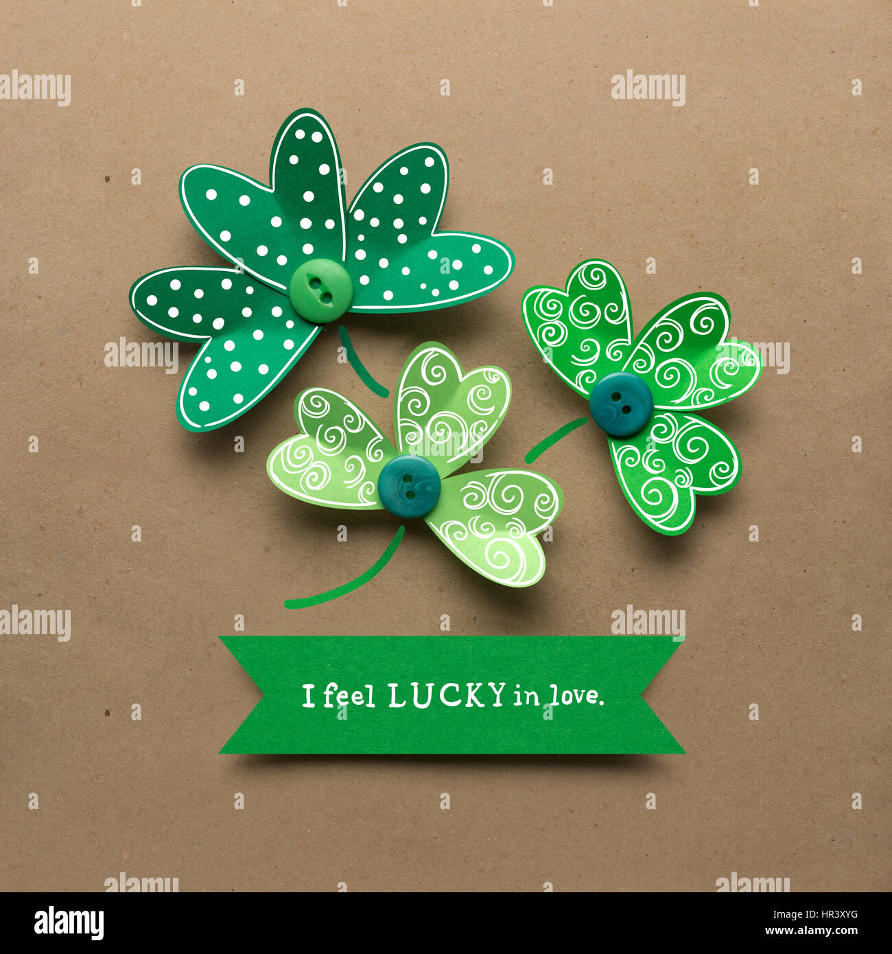 Creative St. Patricks Day Konzept Foto der Kleeblätter hergestellt aus Papier auf braunem Hintergrund. Stockfoto