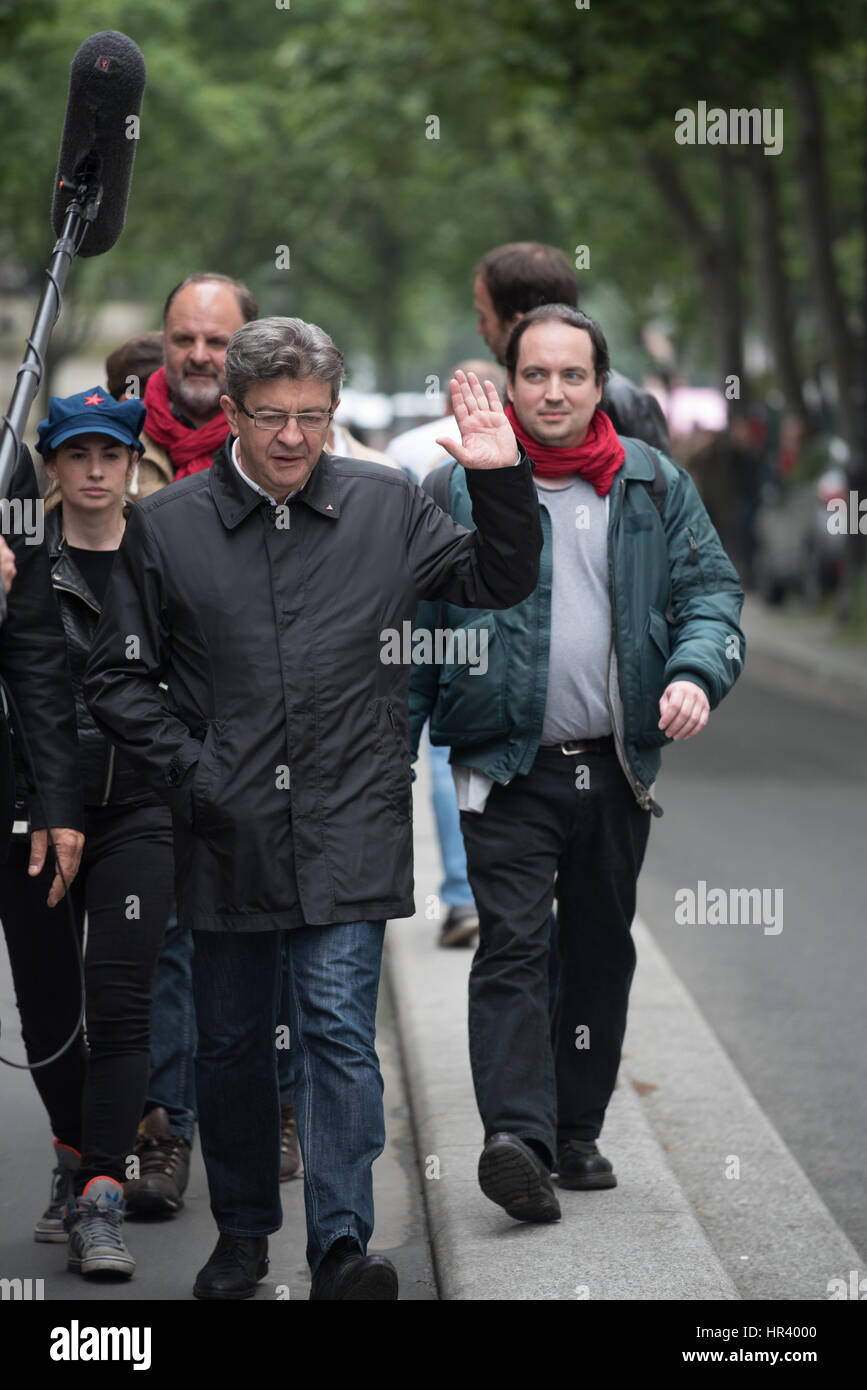 der kurfürstlichen Meeting Place Stalingrad, Jean-Luc Mélenchon mit Mitarbeitern kreuzen rue de paris Stockfoto