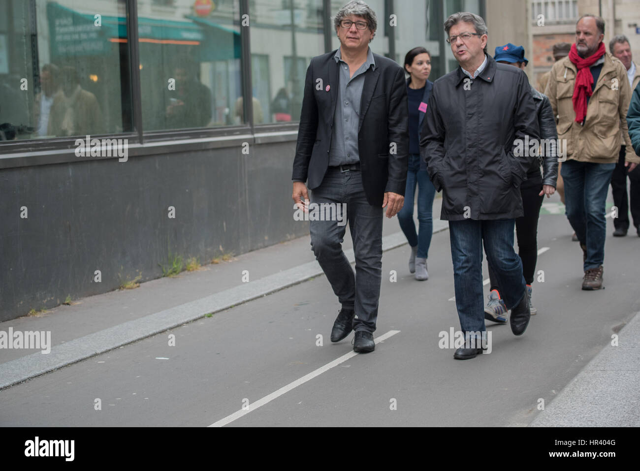 der kurfürstlichen Meeting Place Stalingrad, Jean-Luc Mélenchon mit Mitarbeitern kreuzen rue de paris Stockfoto
