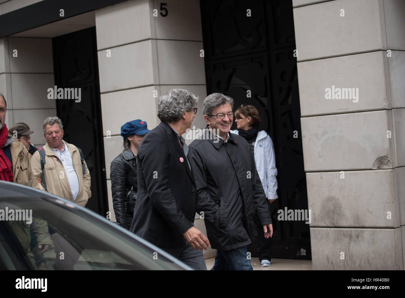 der kurfürstlichen Meeting Place Stalingrad, Jean-Luc Mélenchon mit Mitarbeitern kreuzen rue de paris Stockfoto
