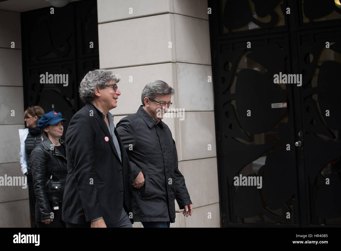 der kurfürstlichen Meeting Place Stalingrad, Jean-Luc Mélenchon mit Mitarbeitern kreuzen rue de paris Stockfoto
