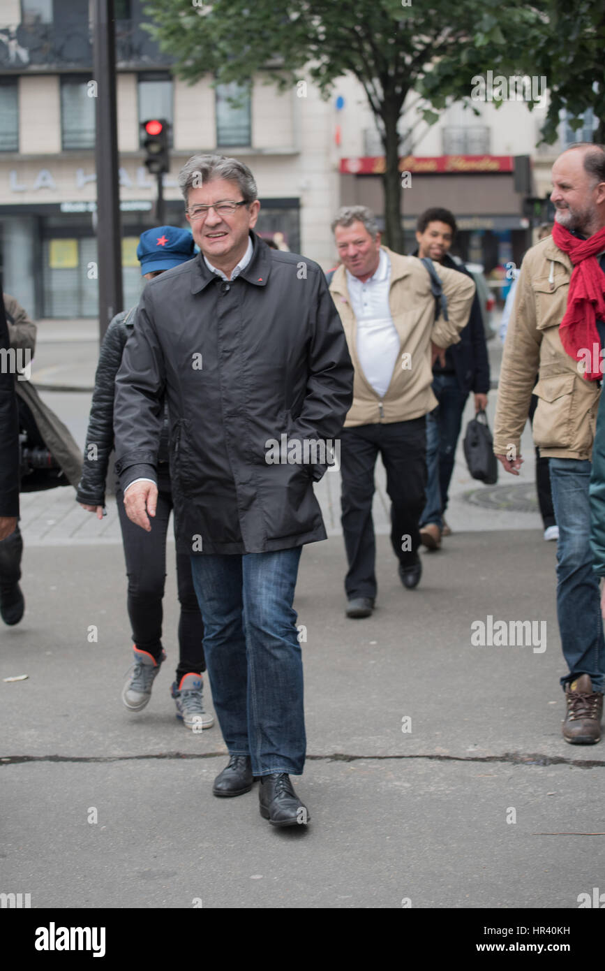 der kurfürstlichen Meeting Place Stalingrad, Jean-Luc Mélenchon mit Mitarbeitern kreuzen rue de paris Stockfoto