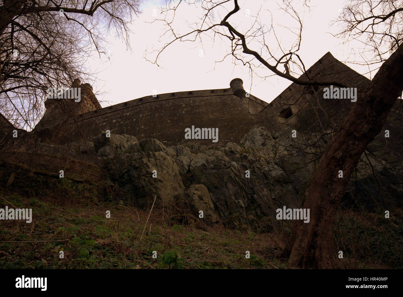Edinburgh Castle Burgwall Schuss von unterhalb der Felsen Stockfoto