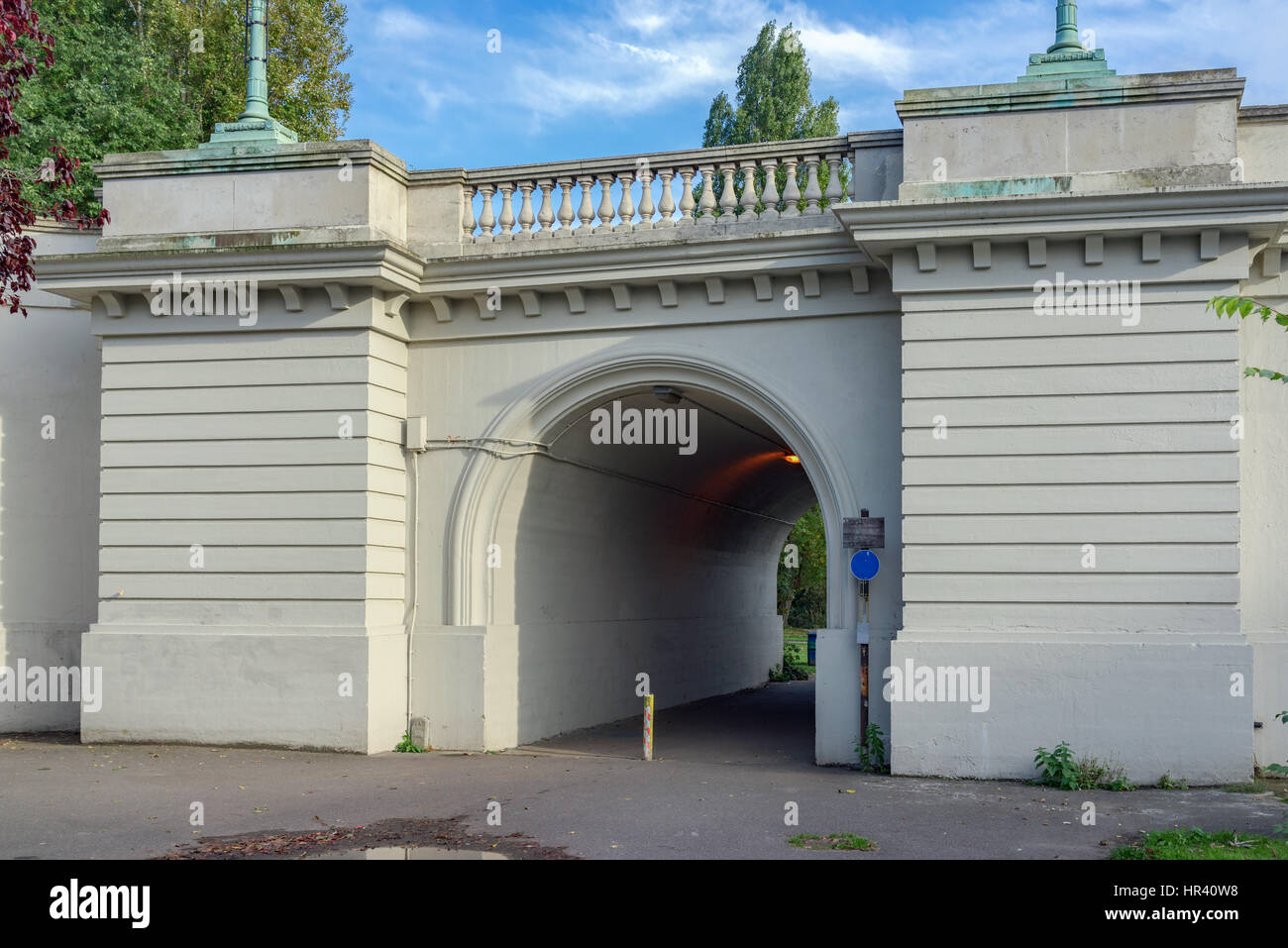 Bogen Sie durch Lesung Brücke in Christchurch Wiese in Lesung Stockfoto