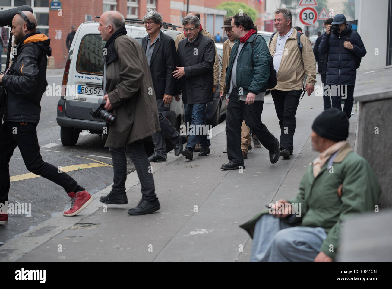 der kurfürstlichen Meeting Place Stalingrad, Jean-Luc Mélenchon mit Mitarbeitern kreuzen rue de paris Stockfoto