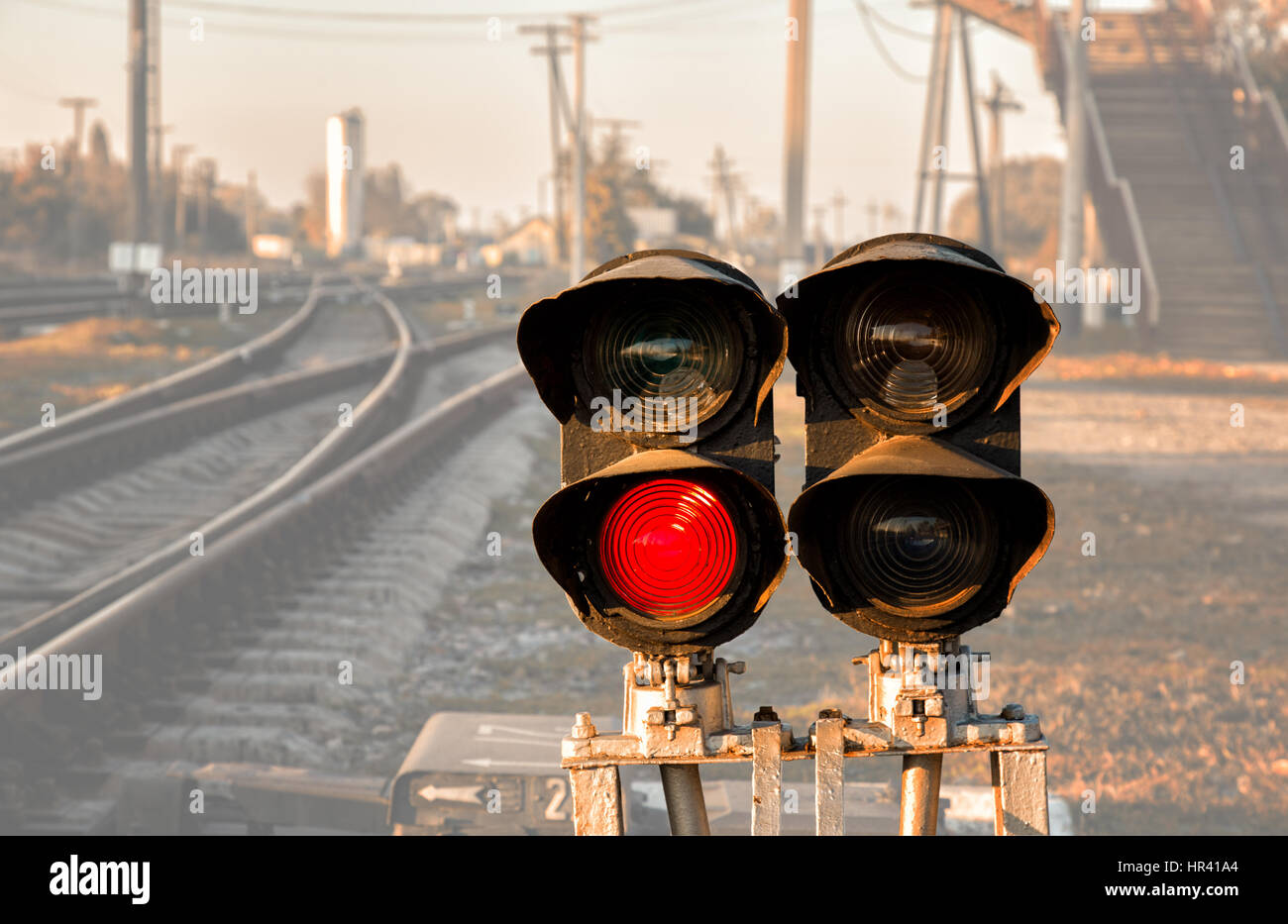 Ampel zeigt rotes Signal am Bahnhof. transparenter Hintergrund Stockfoto