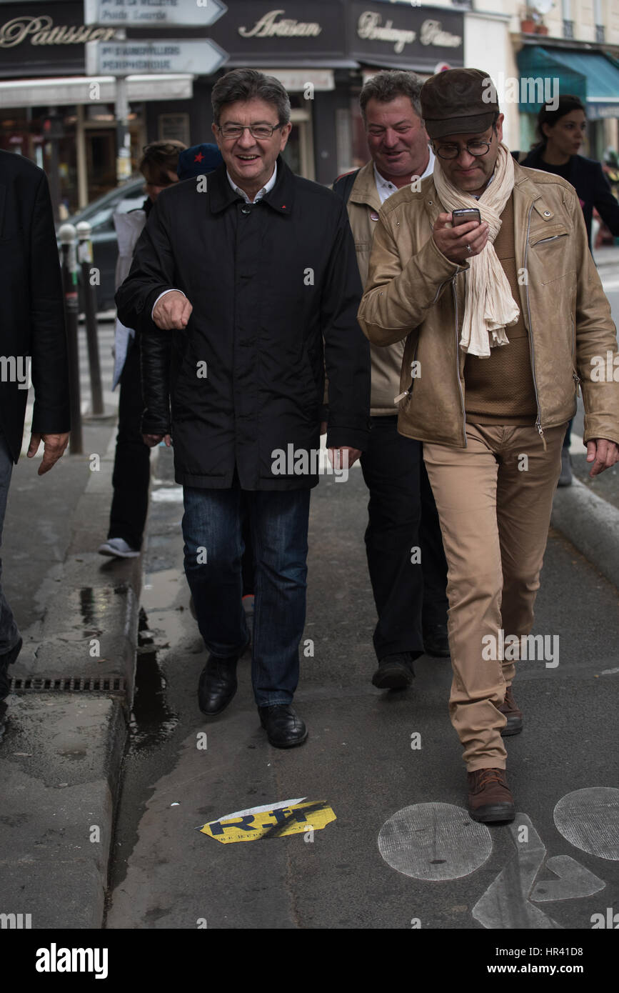 der kurfürstlichen Meeting Place Stalingrad, Jean-Luc Mélenchon mit Mitarbeitern kreuzen rue de paris Stockfoto