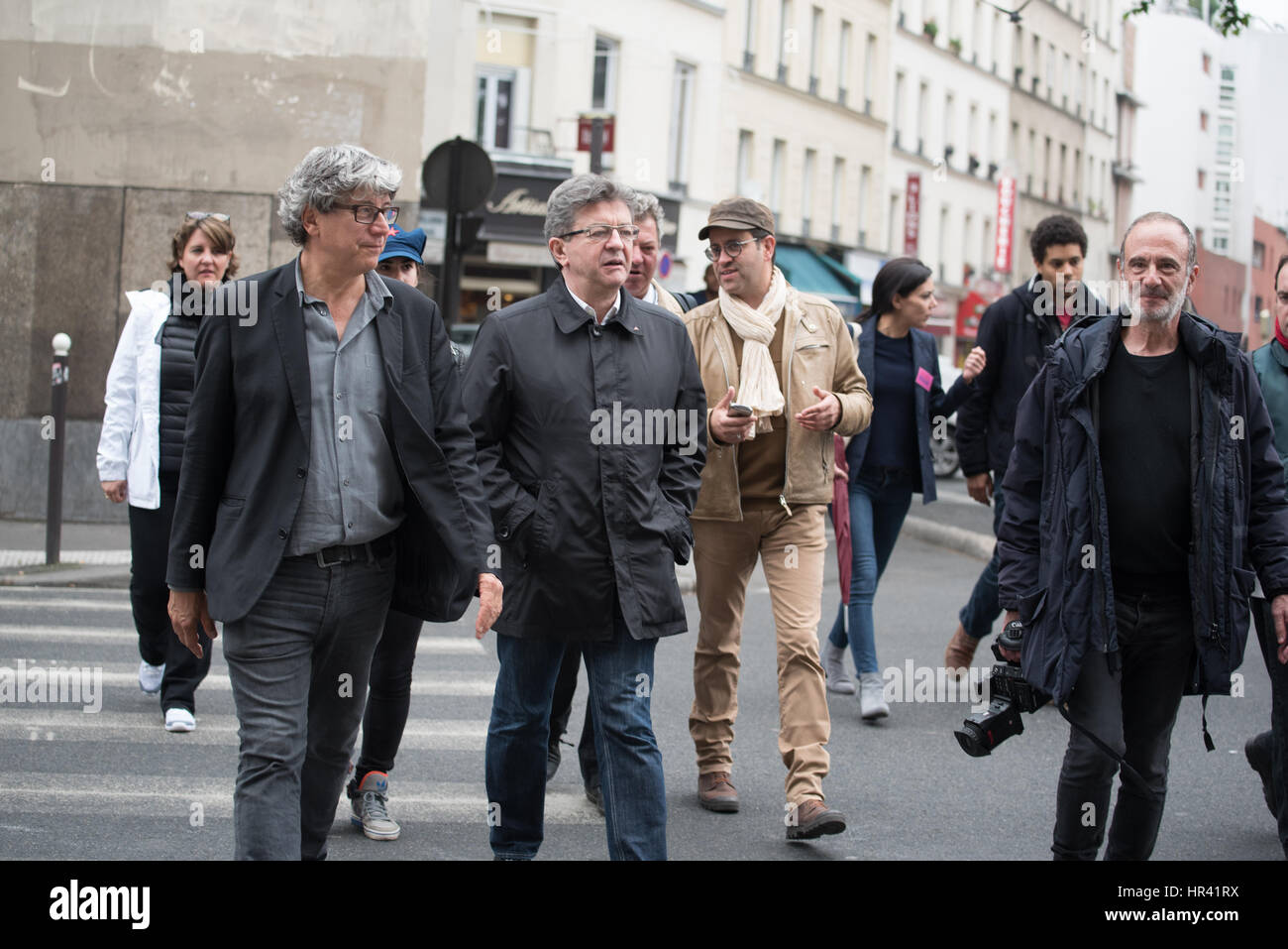 der kurfürstlichen Meeting Place Stalingrad, Jean-Luc Mélenchon mit Mitarbeitern kreuzen rue de paris Stockfoto