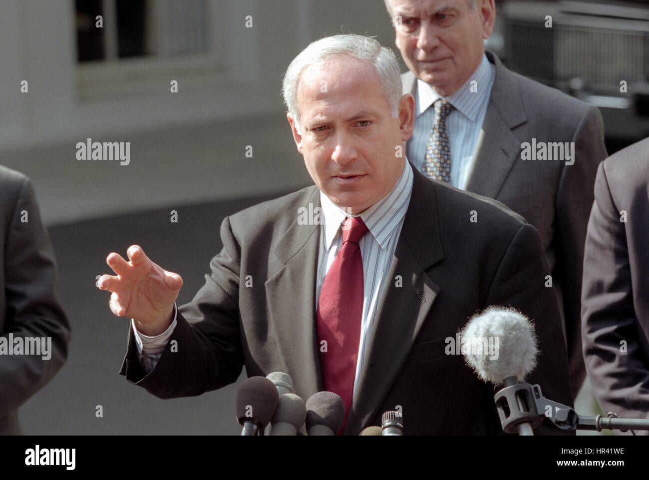 Der israelische Ministerpräsident Benjamin Netanyahu spricht zu Reportern außerhalb des weißen Hauses nach einem Treffen mit Präsident Bill Clinton und palästinensische Führer Yasser Arafat 15. Oktober 1998 in Washington, DC. Netanjahu und Arafat treffen sich in den USA zu versuchen und der Nahost-Friedensvertrag wiederzubeleben. Stockfoto