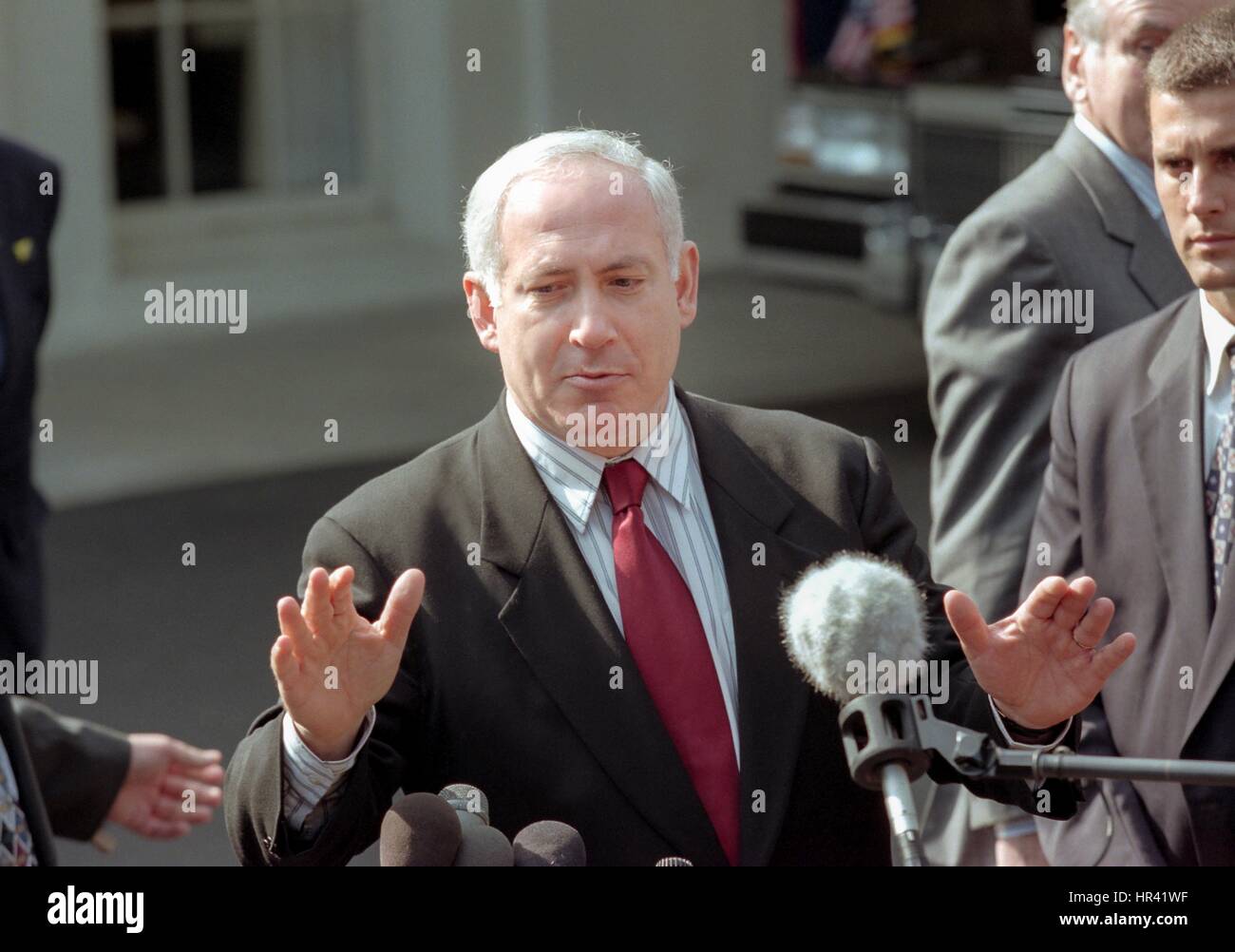 Der israelische Ministerpräsident Benjamin Netanyahu spricht zu Reportern außerhalb des weißen Hauses nach einem Treffen mit Präsident Bill Clinton und palästinensische Führer Yasser Arafat 15. Oktober 1998 in Washington, DC. Netanjahu und Arafat treffen sich in den USA zu versuchen und der Nahost-Friedensvertrag wiederzubeleben. Stockfoto