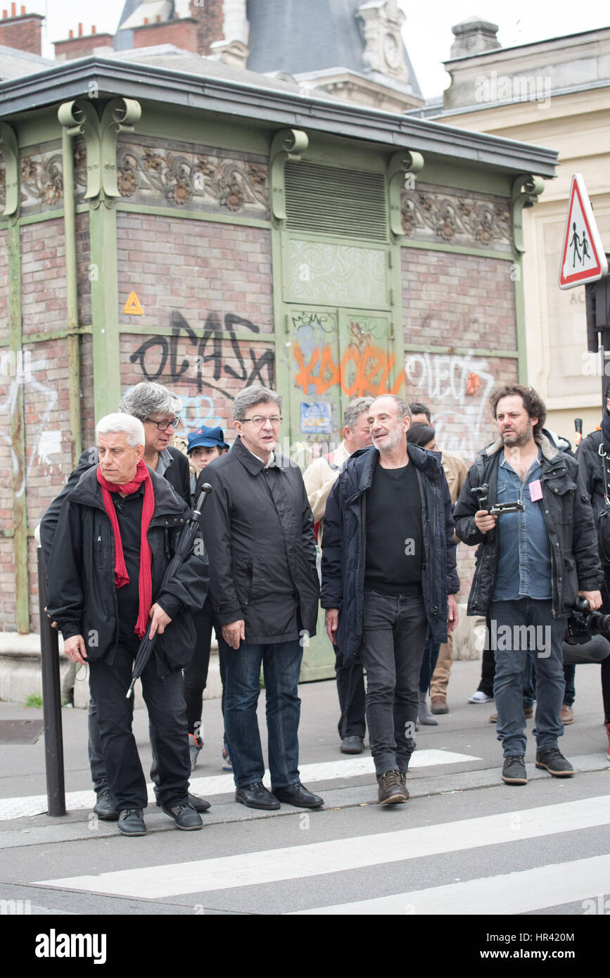 der kurfürstlichen Meeting Place Stalingrad, Jean-Luc Mélenchon mit Mitarbeitern kreuzen rue de paris Stockfoto