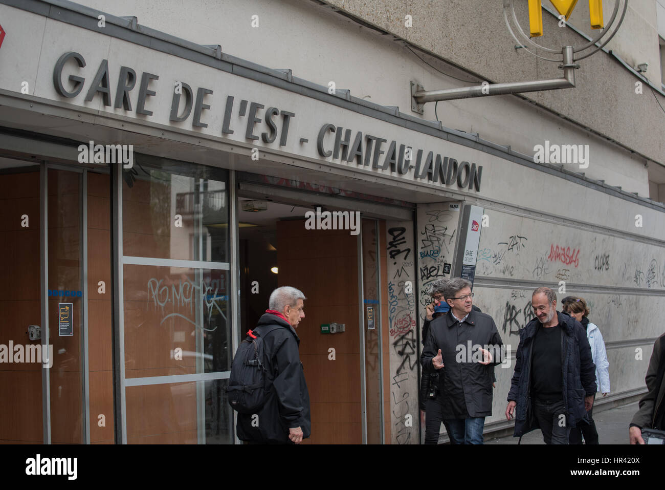 der kurfürstlichen Meeting Place Stalingrad, Jean-Luc Mélenchon mit Mitarbeitern kreuzen rue de paris Stockfoto