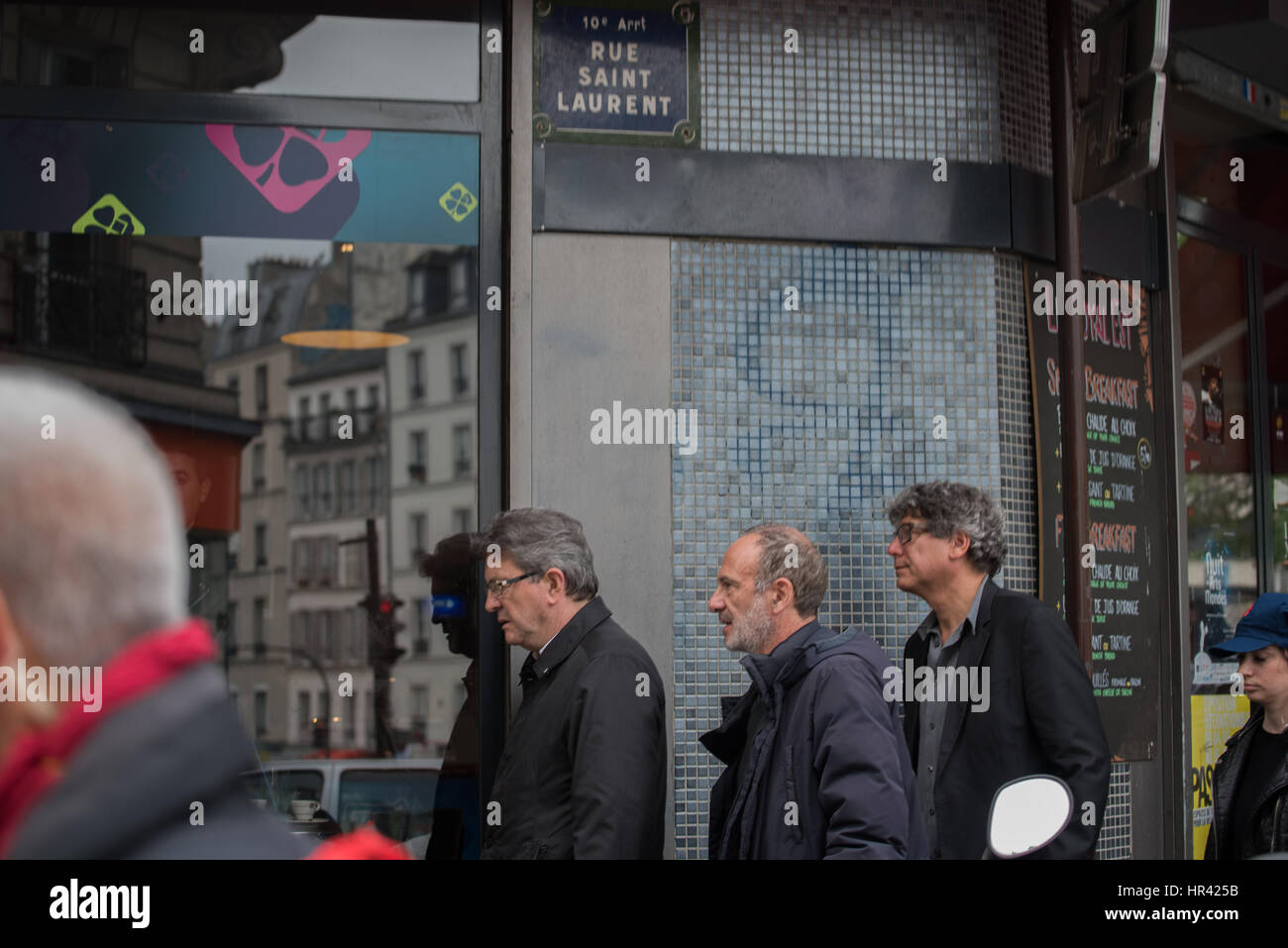 der kurfürstlichen Meeting Place Stalingrad, Jean-Luc Mélenchon mit Mitarbeitern kreuzen rue de paris Stockfoto