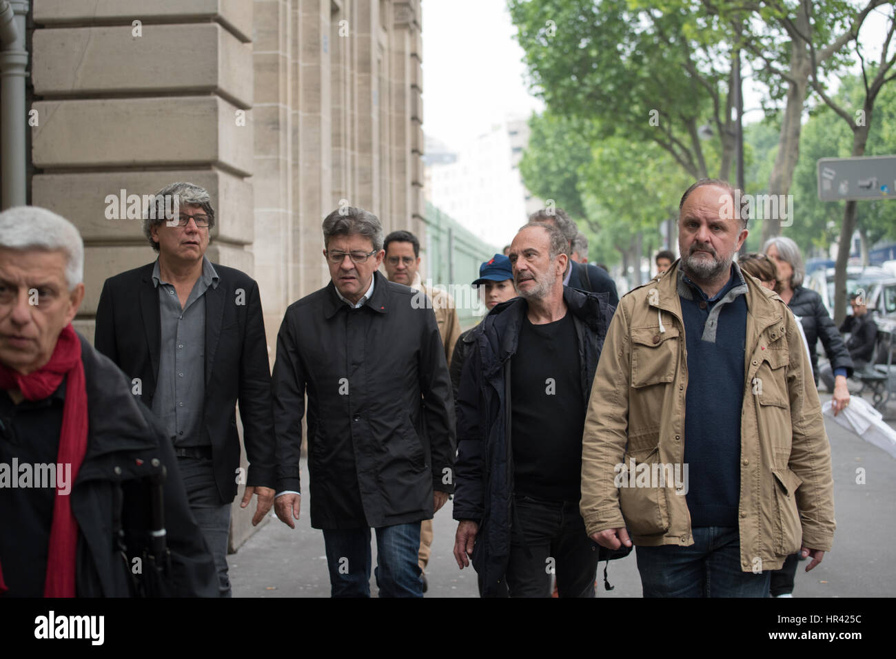 der kurfürstlichen Meeting Place Stalingrad, Jean-Luc Mélenchon mit Mitarbeitern kreuzen rue de paris Stockfoto