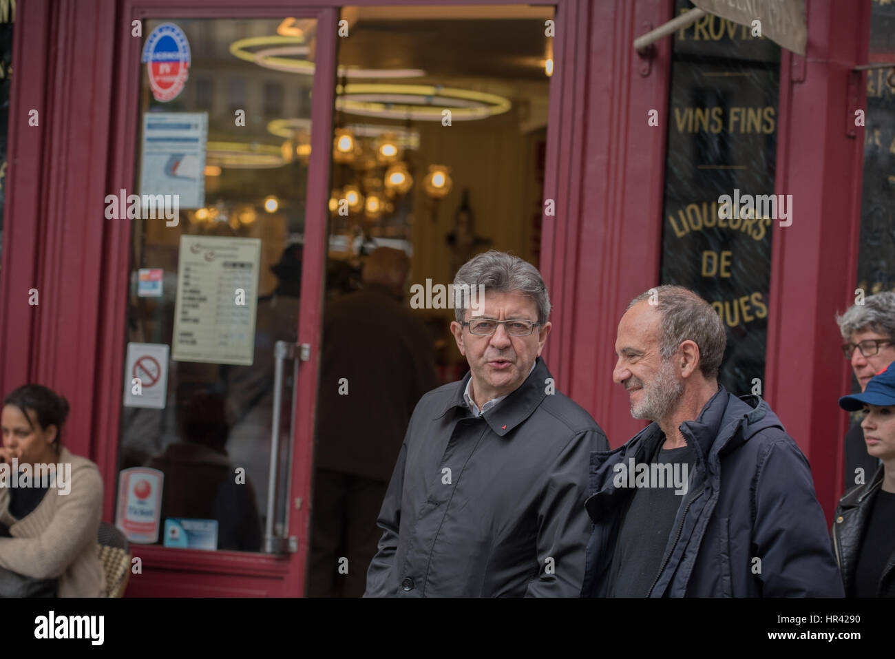 der kurfürstlichen Meeting Place Stalingrad, Jean-Luc Mélenchon mit Mitarbeitern kreuzen rue de paris Stockfoto