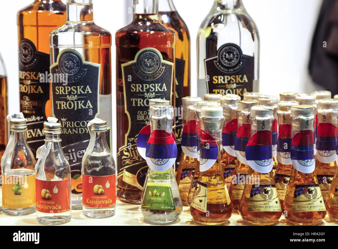 Belgrad, Serbien - 25. Februar 2017: Verschiedene Flaschen Schnaps, in  verschiedenen Größen und Geschmacksrichtungen, auf dem Display während der  2017 Belgrad Tourismus Messe Pi Stockfotografie - Alamy