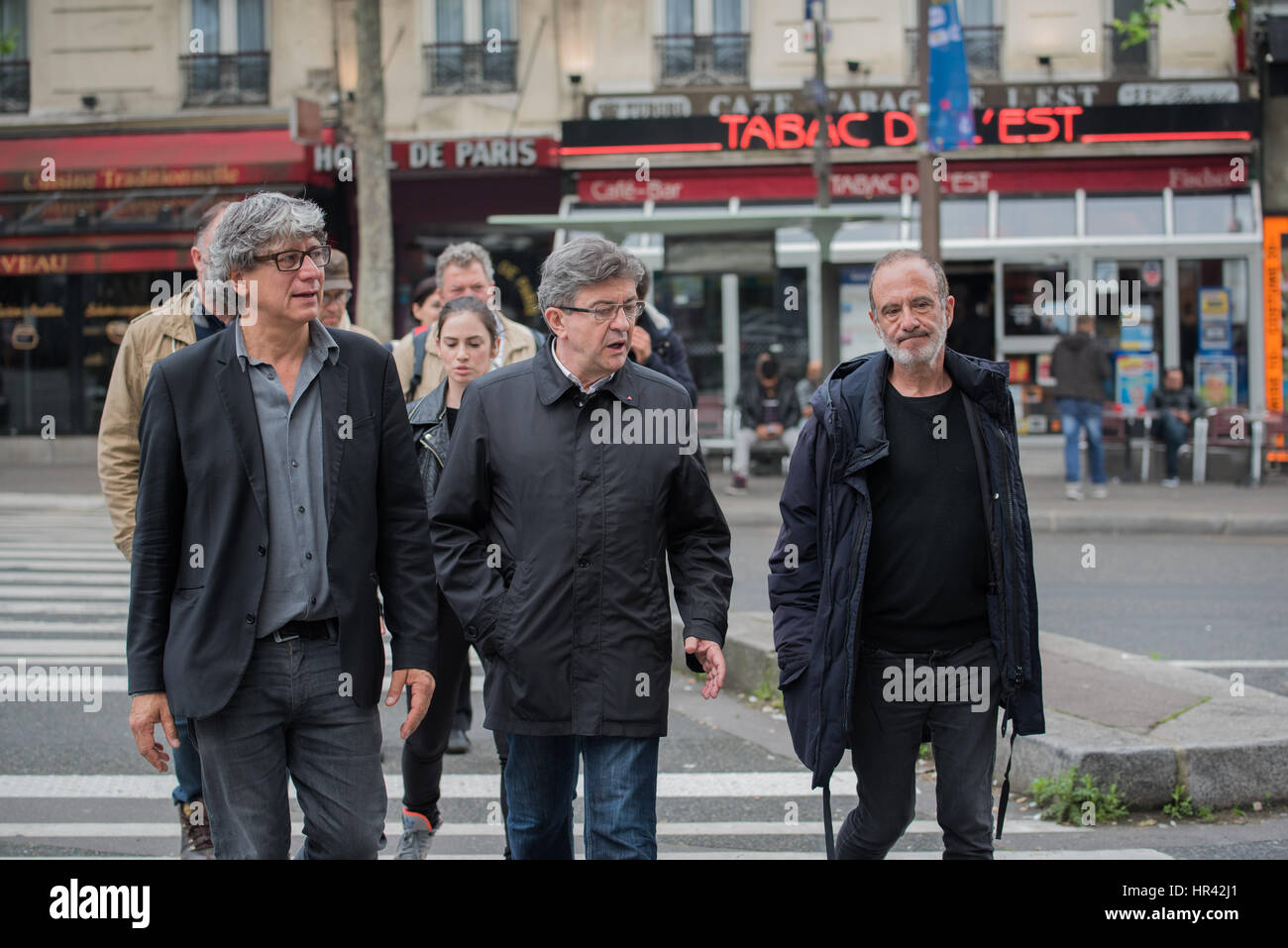 der kurfürstlichen Meeting Place Stalingrad, Jean-Luc Mélenchon mit Mitarbeitern kreuzen rue de paris Stockfoto