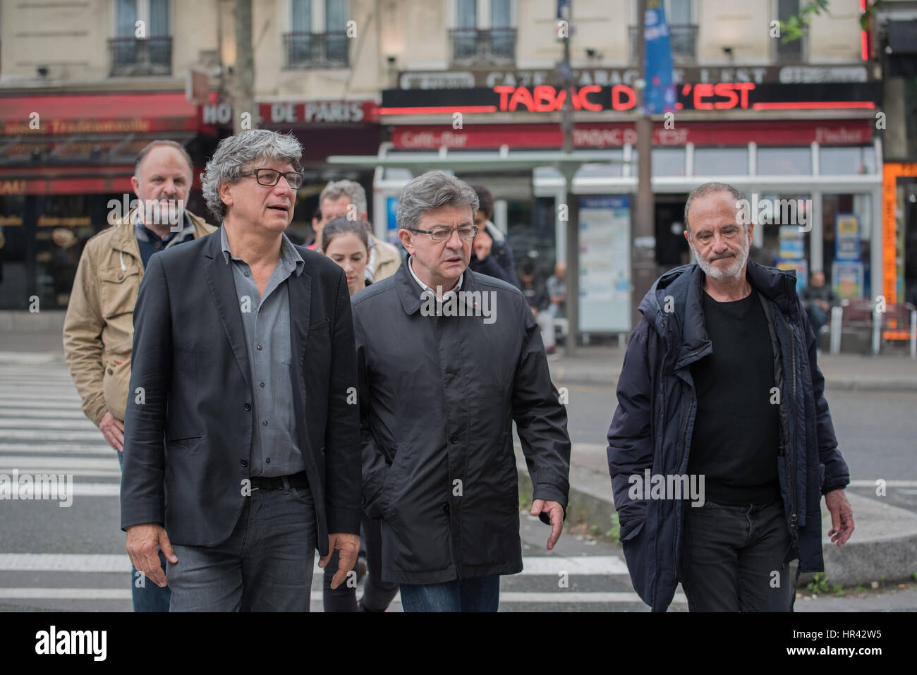 der kurfürstlichen Meeting Place Stalingrad, Jean-Luc Mélenchon mit Mitarbeitern kreuzen rue de paris Stockfoto