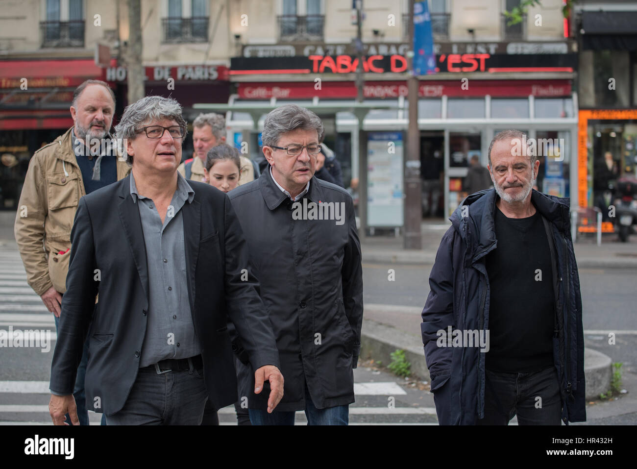 der kurfürstlichen Meeting Place Stalingrad, Jean-Luc Mélenchon mit Mitarbeitern kreuzen rue de paris Stockfoto