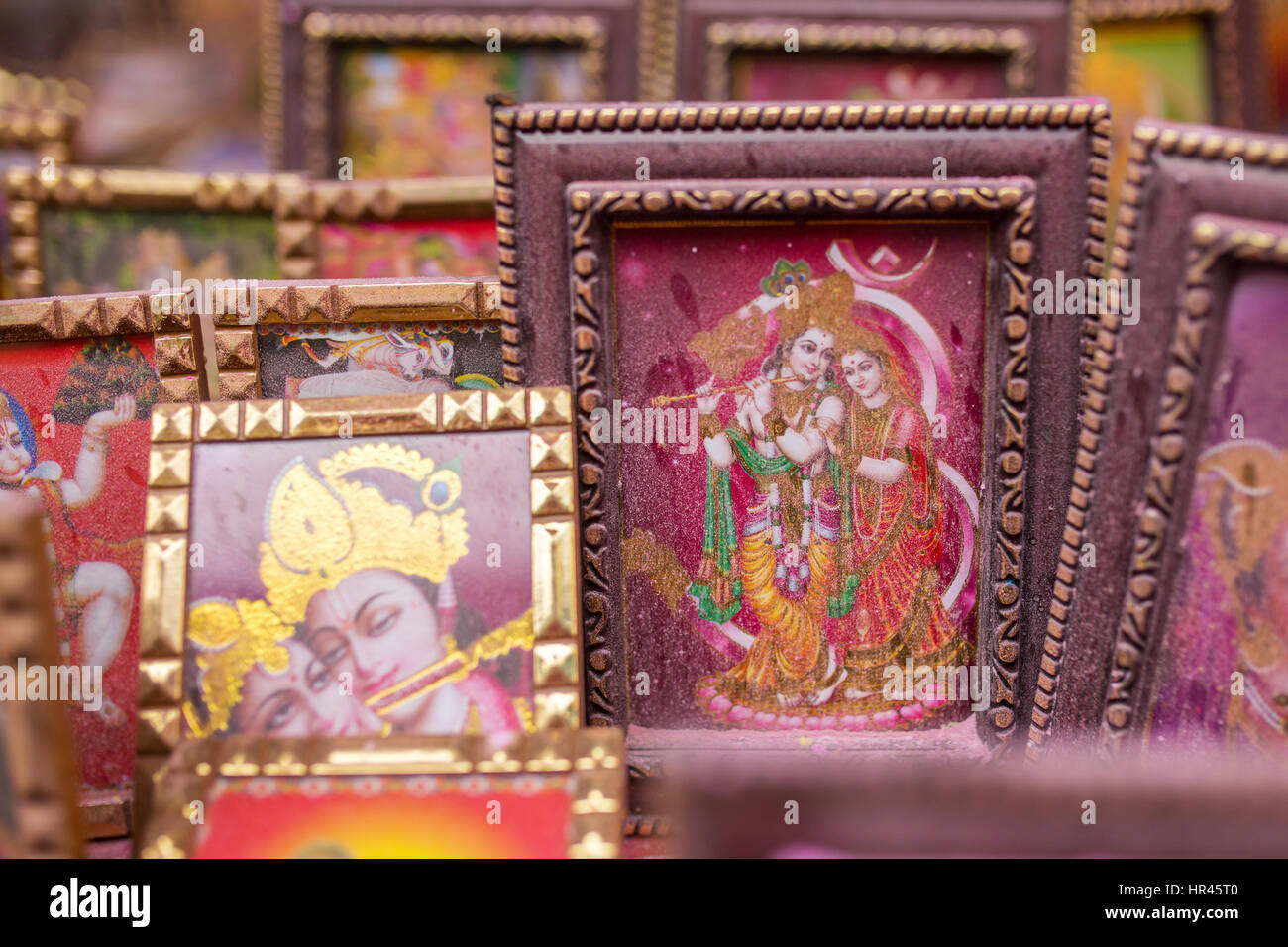 Krishna Bild fallenden bunten Pulver während Holi-Fest in Indien Stockfoto