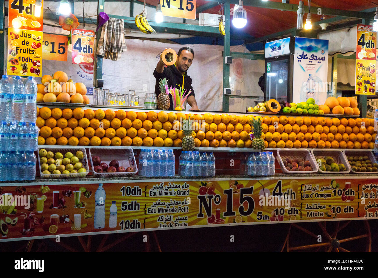 Marrakesch, Marokko.  Hersteller von Fruchtsaft und Mineralwasser, Platz Djemaa El-Fna. Stockfoto