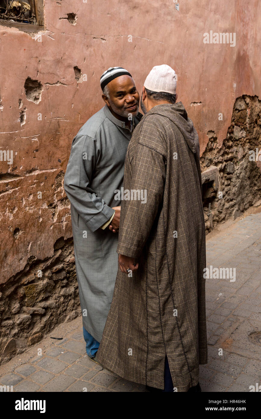 Marrakesch, Marokko.  Zwei Männer begrüßen einander auf der Straße. Stockfoto