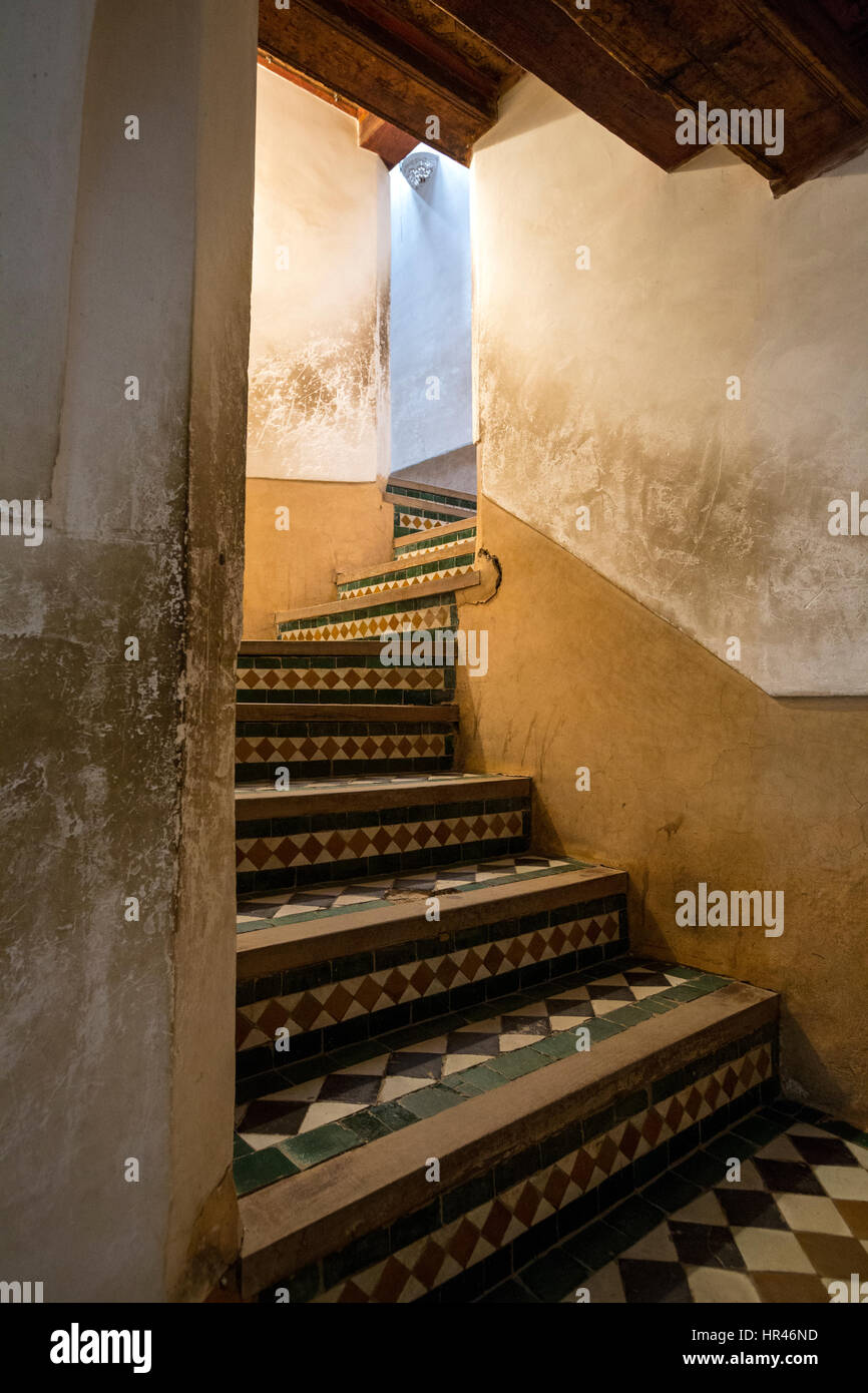 Marrakesch, Marokko.  Innen Treppe, Medersa Ben Youssef, 16.. Jahrhundert. Stockfoto