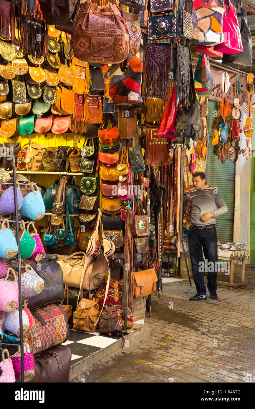 Marrakesch, Marokko.  Lederwaren in den Souk zu verkaufen. Stockfoto