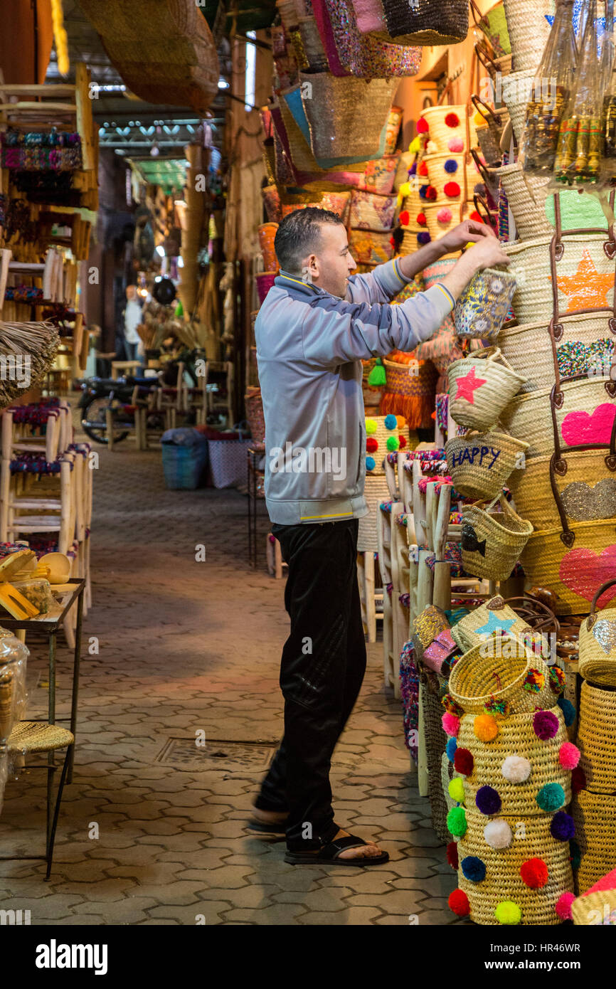 Marrakesch, Marokko.  Korb-Anbieter in der Souk Vermittlung seiner Güter. Stockfoto