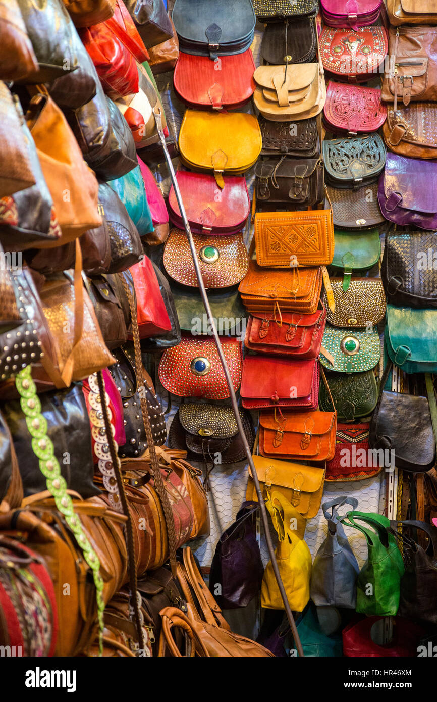 Marrakesch, Marokko.  Leder Geldbörsen und Taschen zum Verkauf. Stockfoto