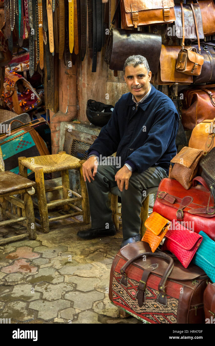 Marrakesch, Marokko.  Shop-Verkäufer mit seinem Lederwaren. Stockfoto