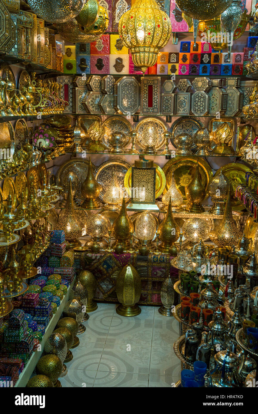 Marrakesch, Marokko.  Verschiedene Utensilien, Schalen, Messinglampen, Teekannen. Stockfoto